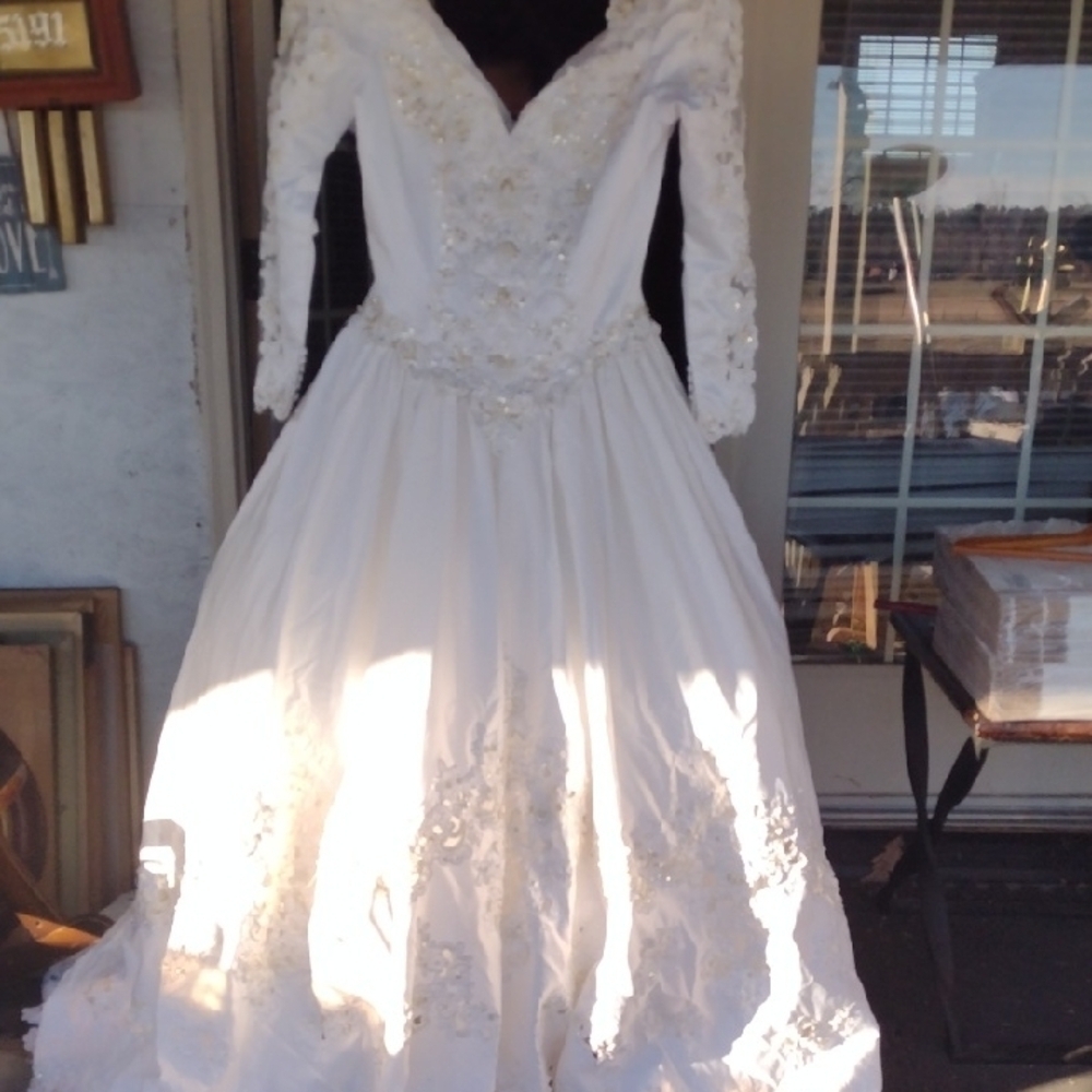 Elegant White&Pearls Lace Formal Wedding Women's Dress